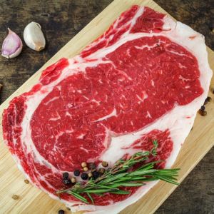 Reteta: Cum gătim antricotul de vită la tigaie cu unt și căței de usturoi - un deliciu de neuitat